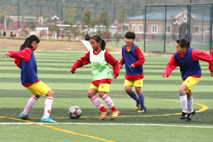 恒大足校發文：首批培養球員張琳豔榮膺2024中國女子金球獎